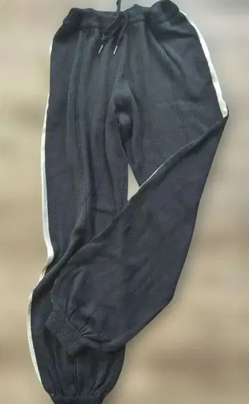 안티카 사이드 라인 니트 팬츠 블랙 넉넉한 프론트 핀턱 밑단 리브