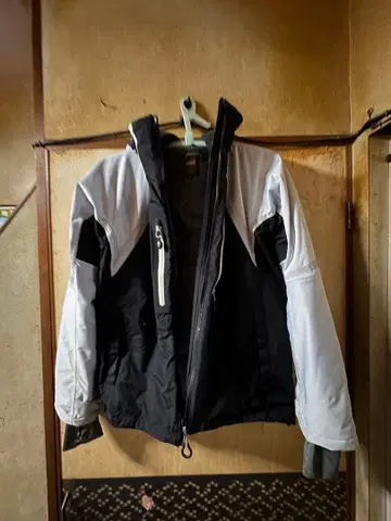 AEGIS 풀 지퍼 자켓 3L 블랙/화이트