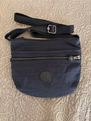 Kipling 지퍼 포켓이 달린 숄더백