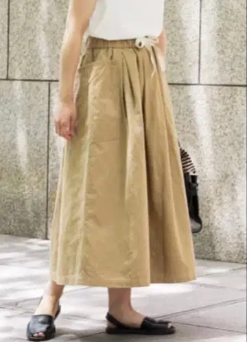 오르치발 베이지 플레어 스커트