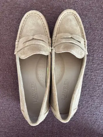 새상품급 랄프 로렌 LAUREN 베이지 스웨이드 로퍼 24.0 US7