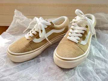 베이지 스웨이드 로우컷 스니커즈