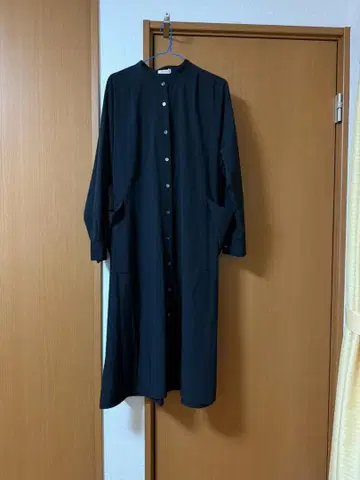 아즈노아즈의 블랙 긴팔 셔츠 원피스