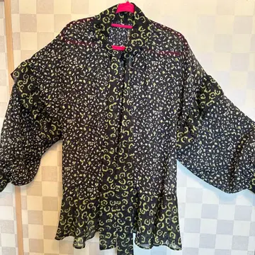 블랙과 그린 패턴 긴팔 블라우스 프릴 밑단