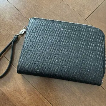 블랙 엠보싱 가공 클러치백