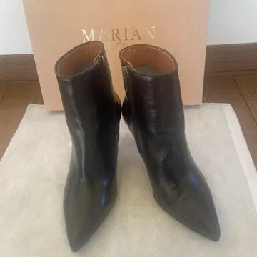 새상품급 MARIAN 블랙 부티 36