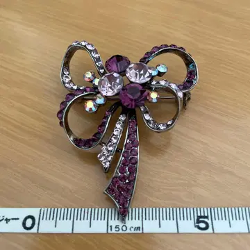 보라색 리본형 브로치