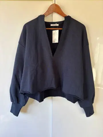 Whim Gazette 맨투맨 V넥 풀오버