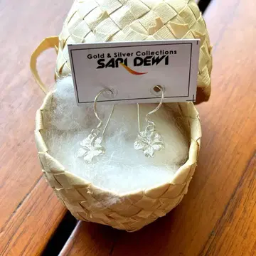 Sari Dewi 실버 꽃 플루메리아 디자인 귀걸이 발리