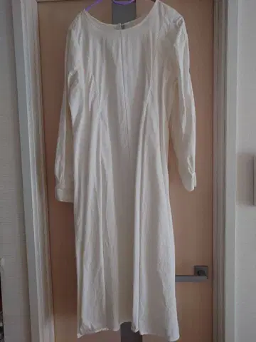 화이트 원피스와 숏 기장 블랙 스웨터 세트