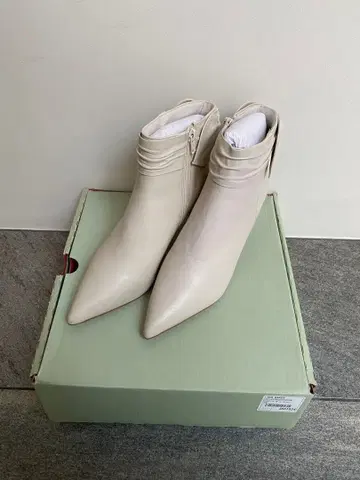 새상품 테드베이커 크림색 스틸레토 부티