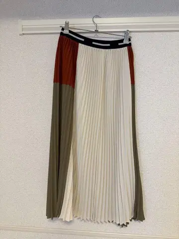 GRAPHPAPER 플리츠 스커트입니다.