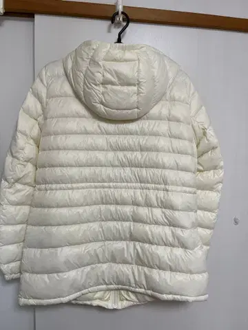 크림색 후드 부착 다운 자켓