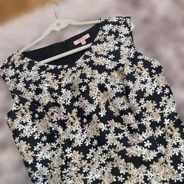 토카 슬리브리스 무릎 기장 원피스