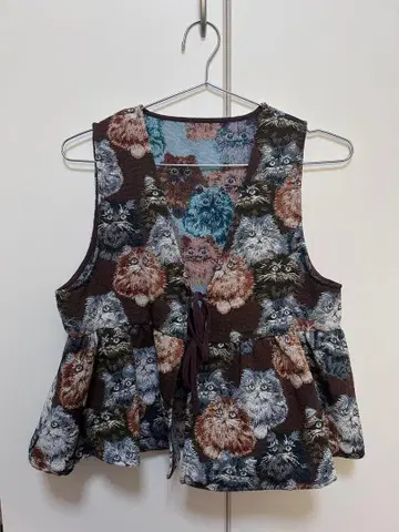 고양이 패턴 플레어 베스트