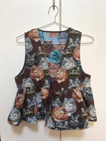 고양이 패턴 플레어 베스트