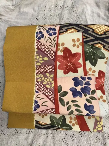 염색된 전통 나고야 오비