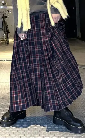 더블 클로젯 네이비와 레드 체크 무늬 롱 스커트