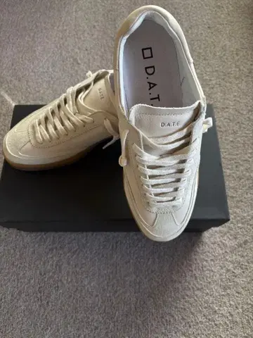 D.A.T.E. 아이보리 스니커즈