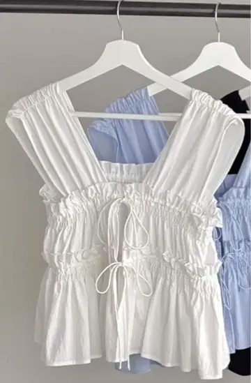 개더 리본 사용 슬리브리스 블라우스 화이트