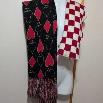카드놀이 모티브 블랙 머플러 빨흰 체커 체크 패턴