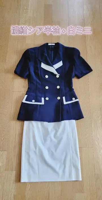 다크 네이비 더블 브레스트와 화이트 스커트 조합