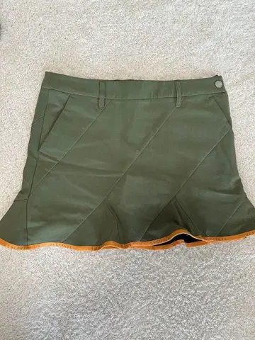 DESCENTE 올리브 그린 플레어 스커트