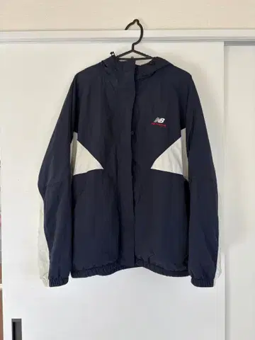 뉴발란스 윈드 브레이커