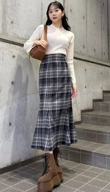 지퍼의 개폐로 인상이 바뀌는 슬릿 머메이드 스커트