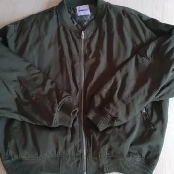 PUNYUS 와타나베 나오미 씨 올리브 그린 자켓입니다.