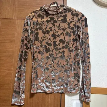 sahara 핑크 베이지/블랙 플라워 무늬 긴팔 터틀넥