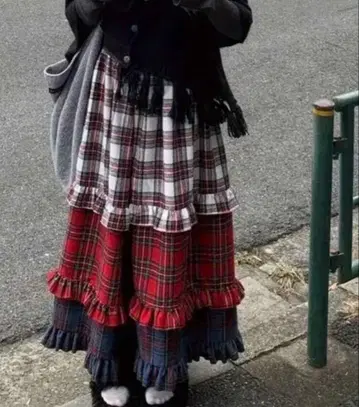 프릴 달린 체크 무늬 롱 스커트