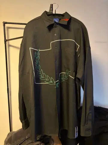 로맨틱크라운 블랙 긴팔 셔츠 그린 잎 자수