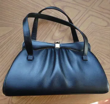 블랙 가죽 핸드백 쇼와 레트로