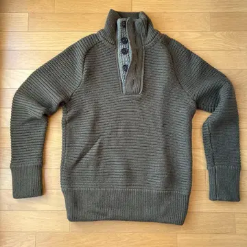 올리브 그린 하이넥 스웨터