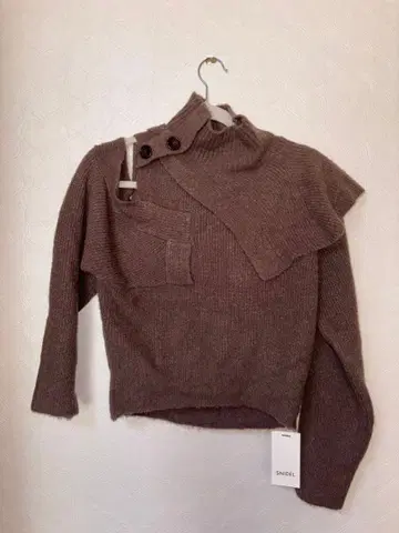 SNIDEL 버튼 부착 하이넥 니트