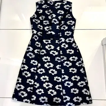 꽃무늬 슬리브리스 무릎 기장 원피스