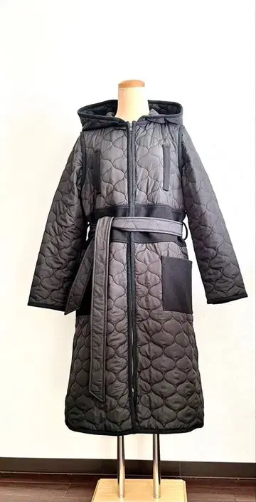 블랙 퀼팅 후드 부착 롱 코트