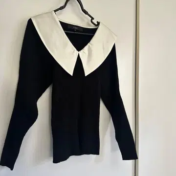 더블 스탠다드 클로징 블랙 긴팔 리브 스웨터 (화이트 카라 부착)