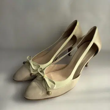 피티 리본 포함 크림색 펌프스 하이힐