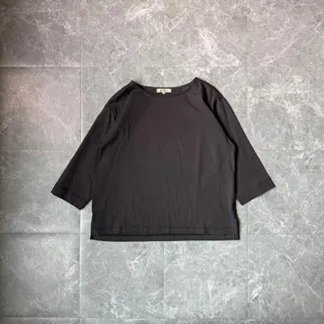 차콜 그레이 보트넥 티셔츠 오부소매 와이드 실루엣