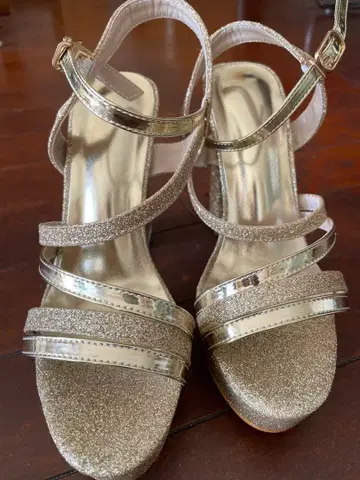 골드 글리터 스트랩 통굽 샌들