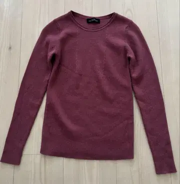 그린 레이블 릴랙싱 와인 레드 긴팔 니트