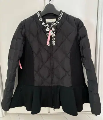 체스티 비쥬 장식 블랙 다운 자켓