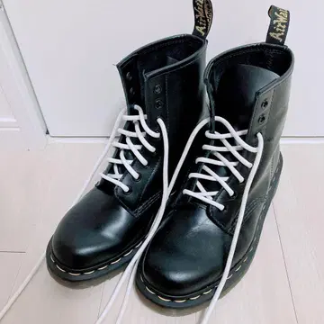 닥터 마틴 8홀 블랙 부츠