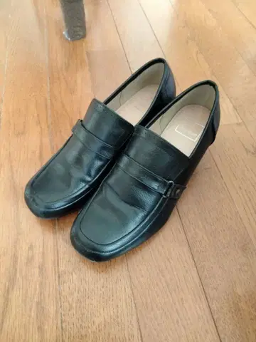 블랙 가죽 로퍼 중간 굽