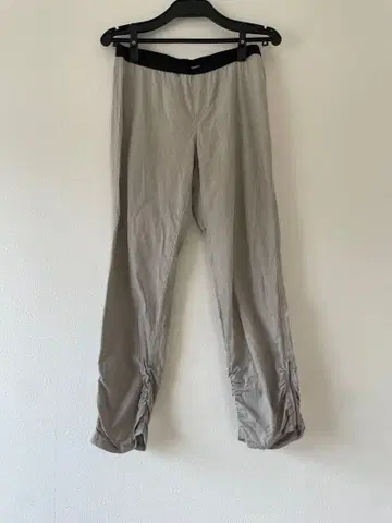 그레이 캐주얼 팬츠 꼼사데모드 L