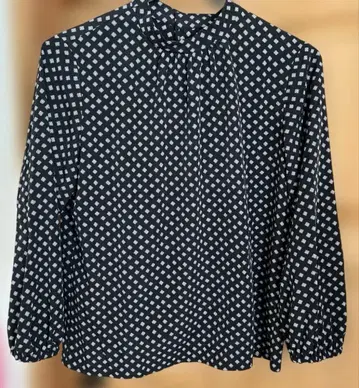 기하학 패턴의 프릴 블라우스