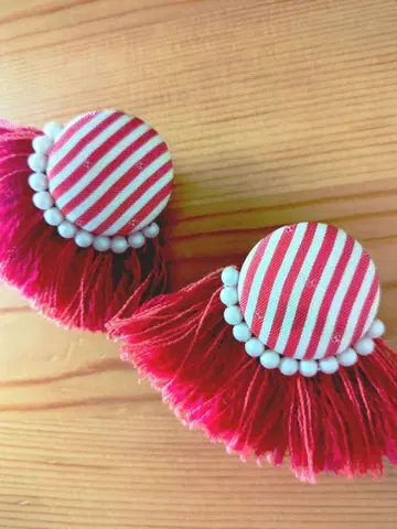 LES CHATS CHAM 태슬 귀걸이 빨간색과 화이트 스트라이프