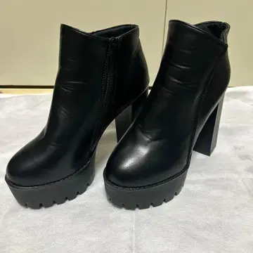 블랙 합성 피혁 부티 하이힐